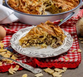 Η Αργυρώ Μπαρμπαρίγου προτείνει: Κρεατόπιτα Κοζάνης ή αλλιώς Γκιζλεμόπιτα - πίτα από τη Μακεδονία με χυλοπίτες 