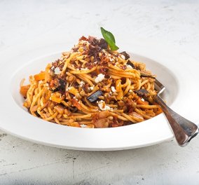 Η Αργυρώ Μπαρμπαρίγου προτείνει: Σπαγγέτι με σάλτσα Basillico, ψητές μελιτζάνες, φακές και τραγανό μπέικον - Κυρίως Φωτογραφία - Gallery - Video