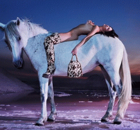 Behind the scenes: Δείτε την Κένταλ Τζένερ, γυμνή να ιππεύει σε λευκό άλογο - το διάσημο σποτάκι της για την συλλογή της Stella McCartney  (φωτό  - βίντεο) - Κυρίως Φωτογραφία - Gallery - Video