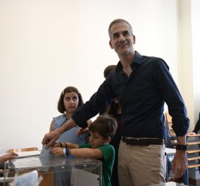 Με την οικογένεια του ψήφισε ο Κώστας Μπακογιάννης - "Είναι η μέρα της Αθήνας, σας καλώ να έρθετε στις κάλπες" (βίντεο)