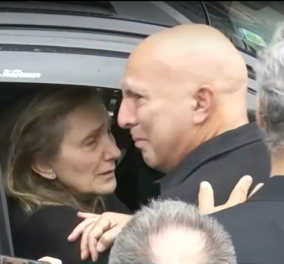 Ο Νίκος Γκάλης αγκαλιά με τη γυναίκα του Γιάννη Ιωαννίδη - Θρήνος στην κηδεία του "Ξανθού" - "Από δω και πέρα, εμείς θα είμαστε η οικογένειά σου"