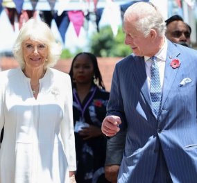 Η Βασίλισσα Καμίλα με σικ λευκό φόρεμα & διαμαντένια καρφίτσα στο πλευρό του Βασιλιά Καρόλου: Η ιστορική επίσκεψη των royals στην Κένυα - Κυρίως Φωτογραφία - Gallery - Video