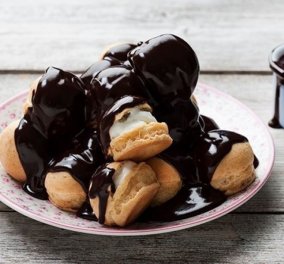 Η Αργυρώ Μπαρμπαρίγου μας μαγειρεύει: Προφιτερόλ με παγωτό και σάλτσα σοκολάτας - Το απόλυτο γλυκό που θα λατρέψετε