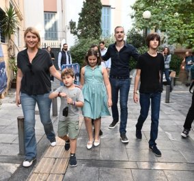 Εκλογές 2023: Ψήφισε ο Κώστας Μπακογιάννης - Συνοδευόμενος ξανά από τη Σία Κοσιώνη & τα παιδιά του (φωτό - βίντεο)