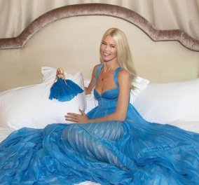 To supermodel, Claudia Schiffer έγινε Barbie! Με εκπληκτικό φόρεμα Versace που άφησε εποχή - Τα σχόλια όμως δίχασαν ... (φωτό)