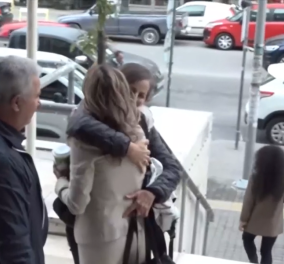 Οι γονείς της Έμμας αγκαλιά με τη λήπτρια του νεφρού της κόρης τους - Τι κατέθεσε στο δικαστήριο ο πατέρας της 21χρονης που πέθανε σε τροχαίο