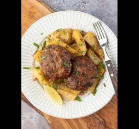 Άκης Πετρετζίκης: Μπιφτέκια με πατάτες στον φούρνο - Κλασικά και γευστικά!