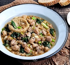 Η Αργυρώ Μπαρμπαρίγου μας μαγειρεύει: Ρεβύθια με χοιρινό στην κατσαρόλα - Θα σας μείνει αξέχαστο