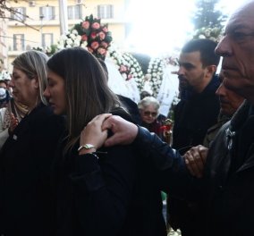Συντετριμμένη η οικογένεια του Γιώργου Λυγγερίδη - Πιασμένοι χέρι χέρι η αδερφή & οι γονείς στην κηδεία του 31χρονου αστυνομικού (φωτό - βίντεο)