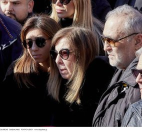 Υποβασταζόμενη η σύζυγος του Βασίλη Καρρά, Χριστίνα Κεσογλίδου - Με δάκρυα στα μάτια τον αποχαιρέτησε ... (φωτό - βίντεο) - Κυρίως Φωτογραφία - Gallery - Video