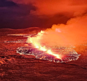 Δείτε Live τη στιγμή της «κοσμογονικής» έκρηξης ηφαιστείου στην Ισλανδία: Τόνοι λάβας και τέφρας εκτοξεύονται – Γιγάντιες τρύπες άνοιξαν στη γη (φωτό & βίντεο)