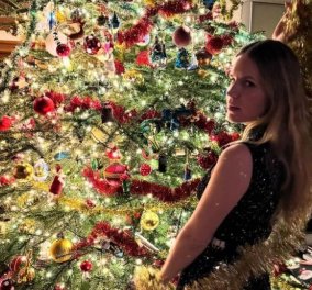Η Ευγενία Νιάρχου εύχεται καθυστερημένα ... Καλά Χριστούγεννα, με μία εντυπωσιακή τουαλέτα μπροστά στο στολισμένο δέντρο της σουίτας του ξενοδοχείου της (Φωτό)