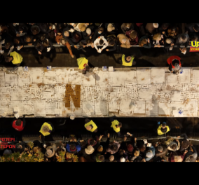 Βασιλόπιτα γίγαντας με μήκος ένα πεζοδρόμιο: 9 τόνοι , 65.000 κομμάτια , 200 φλουριά ! για γκίνες το Περιστέρι -Παχατουρίδη με τα ωραία σου (βίντεο)