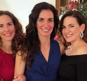 Όλγα Κεφαλογιάννη σε γιορτινή εμφάνιση με τις αγαπημένες της αδελφές: Ασημί φούστα & στράπλες μαύρο top για την Υπουργό Τουρισμού