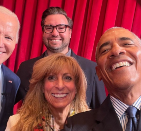 Τζο Μπάιντεν – Μπαράκ Ομπάμα μαζί: Η σπάνια Χριστουγεννιάτικη all smiles συνάντηση του νυν & του πρώην Προέδρων των ΗΠΑ