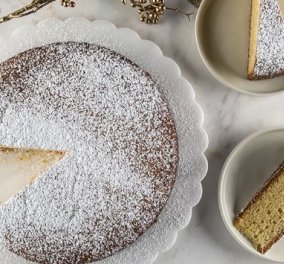 Ο Άκης Πετρετζίκης μας φτιάχνει την πιο νόστιμη Βασιλόπιτα κέικ - Λαχταριστή & πασπαλισμένη με άχνη ζάχαρη! (βίντεο)