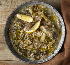 Άκης Πετρετζίκης: Χοιρινό φρικασέ με αυγολέμονο - σούπερ γευστικό πιάτο για τις κρύες μέρες & όχι μόνο