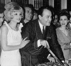 Vintage pic: Όταν ο Λάμπρος Κωνσταντάρας έκοψε τη βασιλόπιτα στο θέατρο Βέργη - Ποια παράσταση έγινε και ταινία;