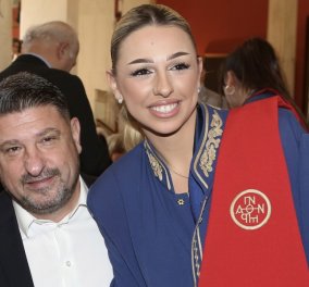 Νίκος Χαρδαλιάς στην αποφοίτηση της κόρης του με τις πανομοιότυπες πρώην & νυν σύζυγό του – Πτυχίο Νομικής πήρε η κόρη του, Ιωάννα (φωτό) - Κυρίως Φωτογραφία - Gallery - Video