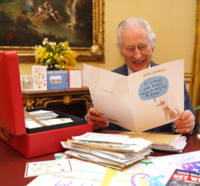 Συγκινημένος ο Βασιλιάς Κάρολος με την αγάπη του κόσμου: 7000 κάρτες έλαβε μετά την ανακοίνωση ότι πάσχει από καρκίνο – Ξεκαρδίστηκε με το σκυλάκι (φωτό & βίντεο) - Κυρίως Φωτογραφία - Gallery - Video