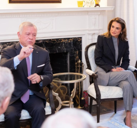 Σούπερ σταρ η βασίλισσα Ράνια της Ιορδανίας στον Λευκό Οίκο με κουστούμι Alexander McQueen grey-black Prince de Galles και Bottega statement τσάντα (φωτό)  - Κυρίως Φωτογραφία - Gallery - Video