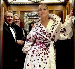 Εκθαμβωτική εμφάνιση της Sharon Stone με παλτό υψηλής ραπτικής - Ολόλευκο με μωβ λουλούδια, must have για τη φετινή σεζόν! (φωτό) - Κυρίως Φωτογραφία - Gallery - Video