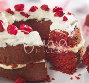 Η Ντίνα Νικολάου μας μαγειρεύει το πιο λαχταρικό Red Velvet Cake - Με απαλή υφή και γιαουρτένια γεύση ! - Κυρίως Φωτογραφία - Gallery - Video
