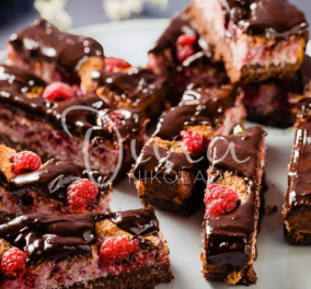 Οι μπάρες της Ντίνας Νικολάου που ξετρελαίνουν ! Το εύκολο, σοκολατένιο γλυκάκι με τραγανό ινδοκάρυδο και ζουμερά κόκκινα φρούτα - Κυρίως Φωτογραφία - Gallery - Video