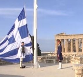 Έπαρση της ελληνικής σημαίας – Δέος στον Ιερό Βράχο της Ακρόπολης (βίντεο)