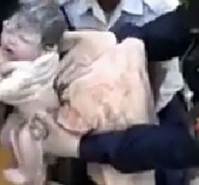 Απίστευτο story: Γυναίκα γέννησε στη μέση του δρόμου με τη βοήθεια αστυνομικών! (Βίντεο)