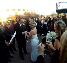 Το βίντεο της ημέρας: Ντύθηκε νύφη για τις ανάγκες φωτογράφισης και τελικά παντρεύτηκε! - Κυρίως Φωτογραφία - Gallery - Video