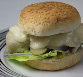 O «Happy Cook» Ευτύχης Μπλέτσας μας φτιάχνει ένα καταπληκτικό Burger Μιλανέζα! Λαχταριστό όσο τίποτα! (βίντεο)