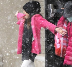 Κουκλίτσα και ξένοιαστη η Suri κόρη του Tom Cruz παίζει με το χιόνι μικρή υπέρκομψη στη Νέα Υόρκη που παρακρύωσε! (φωτό)  - Κυρίως Φωτογραφία - Gallery - Video