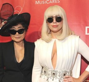 Συνάντηση «κορυφής» στο κόκκινο χαλί : Η νέα, Lady Gaga και η παλιά, Yoko Ono -οι 2 celebrities ποζάρουν με χαμόγελα- Δείτε τις (φωτό & βίντεο) - Κυρίως Φωτογραφία - Gallery - Video