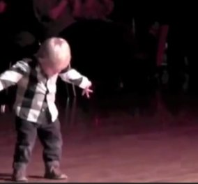 Γλύκααα! Είναι μόλις 2 ετών αλλά λατρεύει τον χορό! Απολαύστε το βίντεο! - Κυρίως Φωτογραφία - Gallery - Video