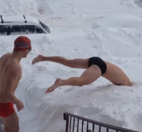 Snow Swimming: Τρελάρες Αμερικάνοι κολυμπούν αψηφώντας το κρύο πάνω και μέσα στο χιόνι - Μα καλά δεν παγώνουν; (βίντεο) - Κυρίως Φωτογραφία - Gallery - Video