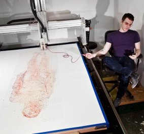 Καλλιτέχνης ζωγραφίζει το γυμνό του πορτραίτο χρησιμοποιώντας αντί για μελάνι, το ίδιο του το αίμα! (φωτό & βίντεο) - Κυρίως Φωτογραφία - Gallery - Video