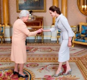 Η βασίλισσα Ελισάβετ έκανε Dame την Αντζελίνα Τζολί για την προσφορά της-Δείτε την στο Μπάκιγχαμ ως πραγματική Κυρία να παραλαμβάνει τον Μεγαλόσταυρο και να υποκλίνεται! (φωτό)  - Κυρίως Φωτογραφία - Gallery - Video
