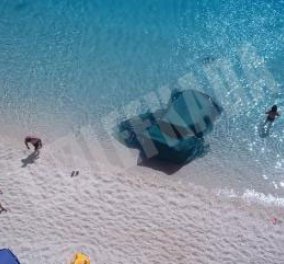 Αυτοκίνητο έπεσε στην υπέροχη παραλία Πόρτο Κατσίκι στη Λευκάδα - Κυρίως Φωτογραφία - Gallery - Video