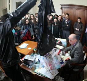 Πρωτοφανής διαμαρτυρία: Φοιτητές γέμισαν με σκουπίδια την Πρυτανεία σε ένδειξη διαμαρτυρίας για τις άθλιες συνθήκες καθαριότητας (φωτό) - Κυρίως Φωτογραφία - Gallery - Video