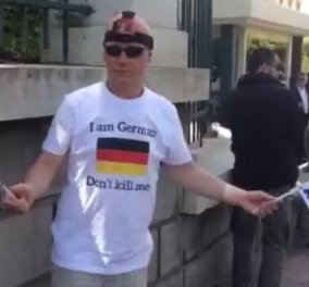 Που να πιάσουν οι ζέστες: Γερμανός στέκεται έξω από τη Βουλή και ζητά από τους Έλληνες να μην τον... σκοτώσουν - Κυρίως Φωτογραφία - Gallery - Video