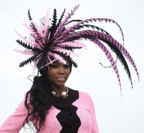 Εδώ σε θέλω κάβουρα: 17 εξωφρενικά καπέλα φόρεσαν οι fashionistas κυρίες για να πάνε στις ιπποδρομίες Cheltenham! (Slideshow)