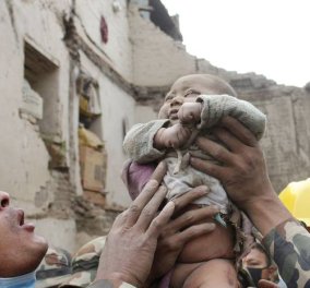 Η συγκινητική ιστορία του Νεπάλ: Βρέφος επιβίωσε κάτω από τα συντρίμμια 22 ώρες μετά το σεισμό - Κυρίως Φωτογραφία - Gallery - Video