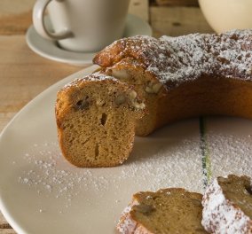 Ο Στέλιος Παρλιάρος μας δίνει την πιο γλυκιά συνταγή του: Κέικ με μέλι & καρύδια! 