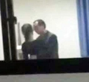 Κίνα: Δάσκαλος βιντεοσκοπήθηκε να φιλά μαθήτρια - Η συμπεριφορά του οδήγησε στην απόλυση του (Βίντεο) - Κυρίως Φωτογραφία - Gallery - Video