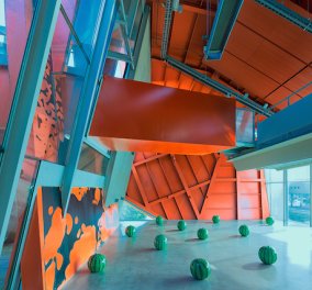 Ένα συναρπαστικό μουσείο με χρώματα και σχέδια που σας προσκαλούν σε ένα αρχιτεκτονικό υπερθέαμα!