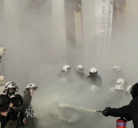 Πεδίο μάχης το κέντρο της Αθήνας - Αντιεξουαστές με καδρόνια & πέτρες κατά των αστυνομικών!