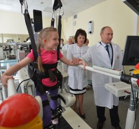 Β. Πούτιν: Δείτε τον σε ρόλο… γιατρού στο Νοσοκομείο Παίδων της Μόσχας