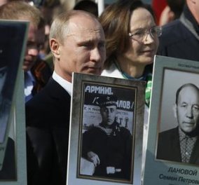 Ρωσία: Βούρκωσε ο Β.Πούτιν κρατώντας τη φωτογραφία του πατέρα του στην Κόκκινη Πλατεία