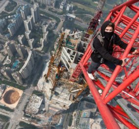 Απίθανο βίντεο: Ατρόμητοι Ρώσοι ανεβαίνουν στον πύργο Shenzhen